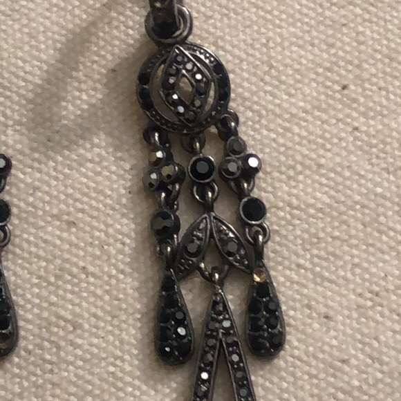 Black and Gray Vintage Monet Dangly Earrings. Has a goth Victorian vibe. 🖤 - Picture 6 of 16